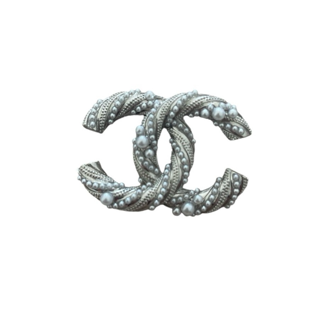Fashion brooches